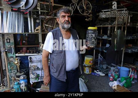 Diyarbakir, Turquie. 07 septembre 2024. Le dernier vendeur de sangsues de Diyarbakir, le forgeron Mustafa Solgun, est vu avec un pot plein de sangsues à la main. Le forgeron Mustafa Solgun, le dernier vendeur de la famille qui vend des sangsues depuis 114 ans à Diyarbakir, en Turquie, a déclaré que l’intérêt pour la thérapie des sangsues continue, mais que les jeunes ne veulent pas vendre de sangsues. (Photo de Mehmet Masum Suer/SOPA images/SIPA USA) crédit : SIPA USA/Alamy Live News Banque D'Images