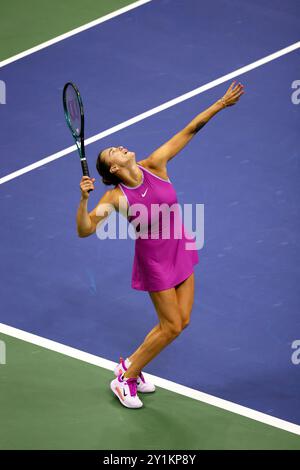 07 septembre 2024, Flushing Meadows, US Open : Aryana Sabalenka au service de Jessica Pegula alors qu'elle était en route pour remporter son premier titre US Open et grand chelem. Banque D'Images