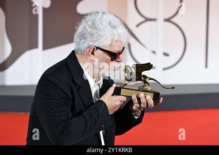 Venise, Italie. 07 septembre 2024. Pedro Almodovar pose avec le Lion d’Or Award pour « The Room Next Door » lors du tapis rouge des gagnants du 81e Festival International du film de Venise, à Venise, en Italie, le 7 septembre 2024. Photo Aurore MARECHAL/ABACAPRESS. COM Credit : Abaca Press/Alamy Live News Banque D'Images