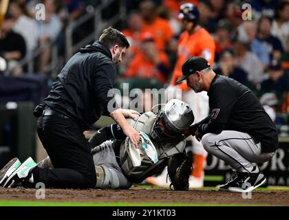 Arizona Diamondbacks Catcher Jose Herrera (11) son regardé par un entraîneur et Arizona Diamondbacks manager Torey Lovullo (17) après avoir été frappé par le b. Banque D'Images