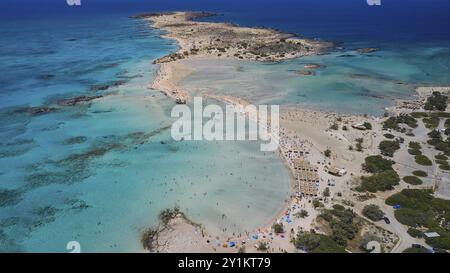 Surtourisme, touristes sur la plage, parasols, Une plage aux eaux turquoises, idéal pour des vacances reposantes en pleine nature, Elafonissi, lagon, S. Banque D'Images