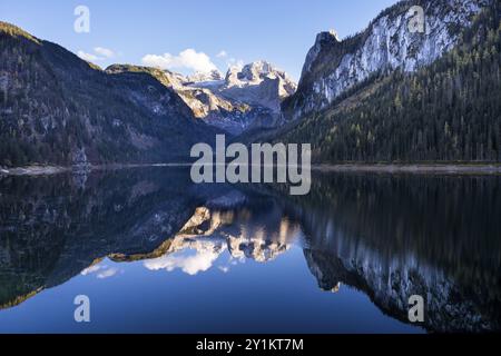 Le lac Vordere Gosausee en automne avec vue sur la chaîne de montagnes du Dachstein. Le Gosaukamm sur la droite. Ciel bleu, beau temps. Réflexion. Vorde Banque D'Images