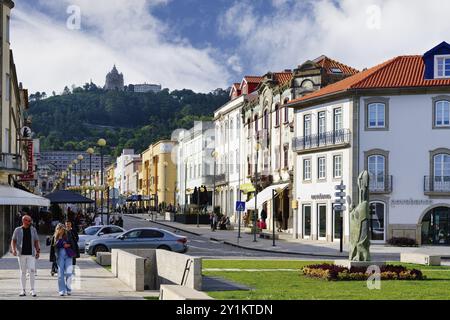 Rue principale et vue sur la Basilique Santa Lucia, Viana do Castelo, Minho, Portugal, Europe Banque D'Images