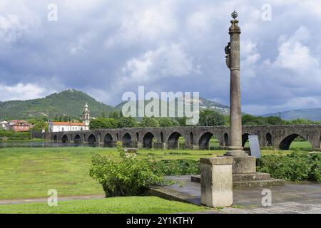 Saint Antoine de l'église de la vieille tour et le pont romain et médiéval, Ponte de Lima, Minho, Portugal, Europe Banque D'Images