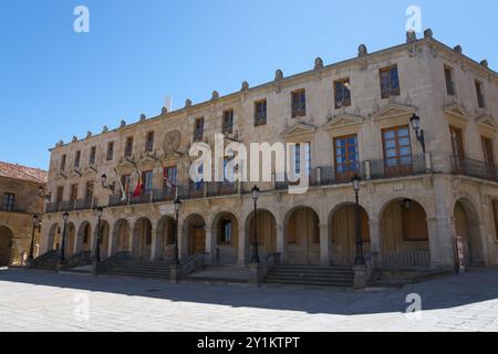 Bâtiment historique avec plusieurs balcons et drapeaux devant un ciel bleu, Ayuntamiento, Hôtel de ville, Soria, Castilla y Leon, Leon, Espagne, Europe Banque D'Images