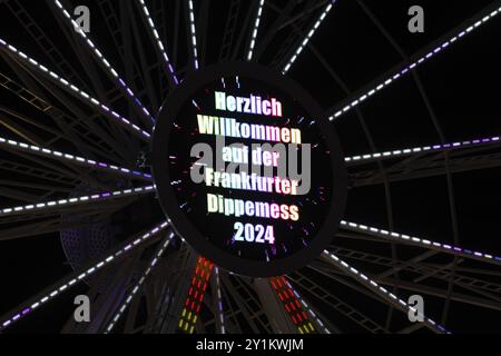 Le message Bienvenue au Frankfurt Dippemess 2024 s'allume sur la grande roue du Dippemess à Frankfurt am main, Eissporthalle, Frankfurt am M. Banque D'Images