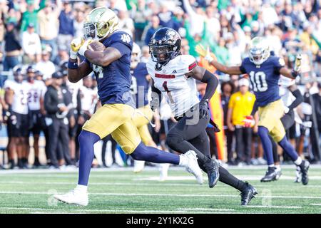 South Bend, Indiana, États-Unis. 07 septembre 2024. Notre Dame Running Back Jeremiyah Love (4) court avec le ballon alors que le défenseur du nord de l'Illinois Jashon Prophete (1) poursuit lors d'un match de football NCAA entre les Huskies du nord de l'Illinois et les notre Dame Fighting Irish au notre Dame Stadium de South Bend, Indiana. John Mersits/CSM (image crédit : © John Mersits/Cal Sport Media). Crédit : csm/Alamy Live News Banque D'Images