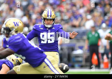 Seattle, WA, États-Unis. 07 septembre 2024. Grady Gross (95), le kicker des Huskies de Washington place, marque le point supplémentaire après le premier touchdown des Huskies lors du match de football de la NCAA entre les Eastern Michigan Eagles et les Washington Huskies au Husky Stadium de Seattle, WA. Washington bat l'est du Michigan 30-9. Steve Faber/CSM/Alamy Live News Banque D'Images