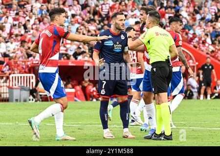 Churriana de la Vega, Espagne. 07 septembre 2024. Lucas Pérez du RC Deportivo de la Coruñavasks arbitre des explications lors du match de Liga entre Granada CF - RC Deportivo de la Coruña au Nuevo Los Cármenes Stadium le 07 septembre 2024 à Grenade, Espagne (photo José M Baldomero/Pacific Press) crédit : Pacific Press Media production Corp./Alamy Live News Banque D'Images