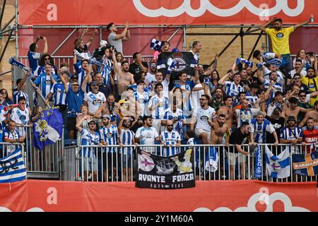 Churriana de la Vega, Espagne. 7 septembre 2024. Les fans en visite célèbrent le but de leur équipe lors du match de Liga entre Granada CF - RC Deportivo de la CoruÃ±a au Nuevo Los CÃrmenes Stadium le 07 septembre 2024 à Grenade, Espagne (crédit image : © José M Baldomero/Pacific Press via ZUMA Press Wire) USAGE ÉDITORIAL SEULEMENT! Non destiné à UN USAGE commercial ! Banque D'Images