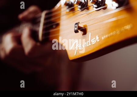 Bangkok, Thaïlande - 3 juillet 2023 : Fender, un fabricant de guitares américain, logo sur une guitare électrique. Banque D'Images