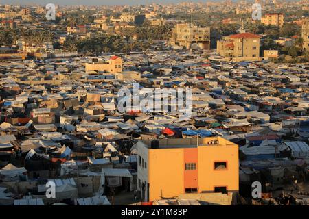 Pékin, Chine. 6 septembre 2024. Cette photo prise le 6 septembre 2024 montre des tentes de Palestiniens déplacés à Deir Al-Balah dans le centre de la bande de Gaza. Crédit : Rizek Abdeljawad/Xinhua/Alamy Live News Banque D'Images