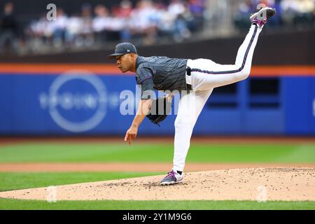 Le lanceur de départ des mets de New York José Quintana #62 lance lors de la sixième manche du match de baseball contre les Reds de Cincinnati au Citi Field à Corona, New York, le samedi 7 septembre 2024. (Photo : Gordon Donovan) Banque D'Images