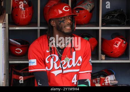 Cincinnati Reds Elly de la Cruz #44 est assis dans la dugout avant le match de baseball contre les mets de New York au Citi Field à Corona, New York, samedi 7 septembre 2024. (Photo : Gordon Donovan Banque D'Images