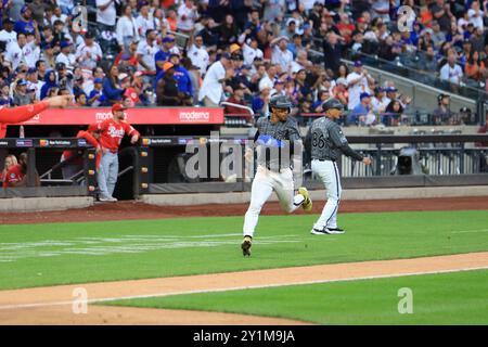 New York mets Francisco Lindor marque #12 lors de la sixième manche du match de baseball contre les Reds de Cincinnati au Citi Field à Corona, New York, samedi 7 septembre 2024. (Photo : Gordon Donovan) Banque D'Images