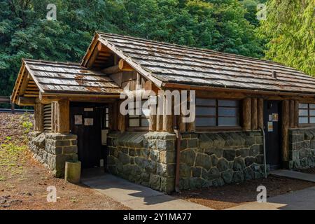 Toilettes du parc rustique construites par le Civilian conservation corps dans les années 1930 dans le parc d'État de Twanoh, État de Washington, États-Unis Banque D'Images