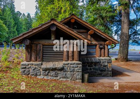 Toilettes du parc rustique construites par le Civilian conservation corps dans les années 1930 dans le parc d'État de Twanoh, État de Washington, États-Unis Banque D'Images