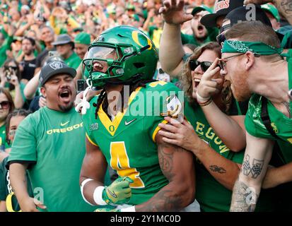 Autzen Stadium, Eugene, OREGON, États-Unis. 7 septembre 2024. Le linebacker des Ducks de l'Oregon, Jestin Jacobs (4), se jette dans la foule avant le match de football de la NCAA entre les Broncos de l'État de Boise et les Ducks de l'université de l'Oregon au stade Autzen, Eugene, OREGON. Larry C. Lawson/CSM/Alamy Live News Banque D'Images