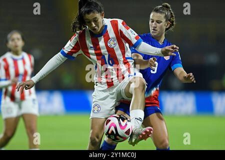 Bogota, Colombie. 07 septembre 2024. Ally Sentnor, des États-Unis, se bat pour la possession de ballon avec Nayeli Torres, du Paraguay, lors du match de Coupe du monde féminine U-20 de la FIFA, Colombie 2024 entre les États-Unis et le Paraguay, au Metropolitano de Techo Stadium, à Bogota, le 05 septembre 2024. Photo : Julian Medina/DiaEsportivo/Alamy Live News crédit : DiaEsportivo/Alamy Live News Banque D'Images