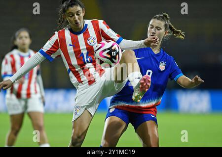 Bogota, Colombie. 07 septembre 2024. Ally Sentnor, des États-Unis, se bat pour la possession de ballon avec Nayeli Torres, du Paraguay, lors du match de Coupe du monde féminine U-20 de la FIFA, Colombie 2024 entre les États-Unis et le Paraguay, au Metropolitano de Techo Stadium, à Bogota, le 05 septembre 2024. Photo : Julian Medina/DiaEsportivo/Alamy Live News crédit : DiaEsportivo/Alamy Live News Banque D'Images