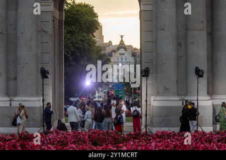 Madrid, Espagne. 07 septembre 2024. Vue panoramique sur la Puerta de Alcala pendant la célébration de Madrid es Moda. Madrid es Moda a ouvert la semaine de la mode de Madrid avec un défilé à la Puerta de Alcalá. Le salon a été organisé par la Mairie de Madrid et 50 modèles ont montré les designs de 28 designers. Crédit : SOPA images Limited/Alamy Live News Banque D'Images