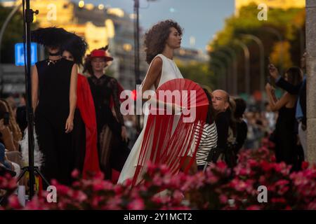 Madrid, Espagne. 07 septembre 2024. Un modèle défilera sous la Puerta de Alcala lors de l'inauguration de Madrid es Moda. Madrid es Moda a ouvert la semaine de la mode de Madrid avec un défilé à la Puerta de Alcalá. Le salon a été organisé par la Mairie de Madrid et 50 modèles ont montré les designs de 28 designers. Crédit : SOPA images Limited/Alamy Live News Banque D'Images