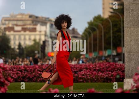 Madrid, Espagne. 07 septembre 2024. Un modèle défilera sous la Puerta de Alcala lors de l'inauguration de Madrid es Moda. Madrid es Moda a ouvert la semaine de la mode de Madrid avec un défilé à la Puerta de Alcalá. Le salon a été organisé par la Mairie de Madrid et 50 modèles ont montré les designs de 28 designers. Crédit : SOPA images Limited/Alamy Live News Banque D'Images