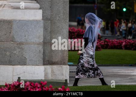 Madrid, Espagne. 07 septembre 2024. Un modèle défilera sous la Puerta de Alcala lors de l'inauguration de Madrid es Moda. Madrid es Moda a ouvert la semaine de la mode de Madrid avec un défilé à la Puerta de Alcalá. Le salon a été organisé par la Mairie de Madrid et 50 modèles ont montré les designs de 28 designers. Crédit : SOPA images Limited/Alamy Live News Banque D'Images