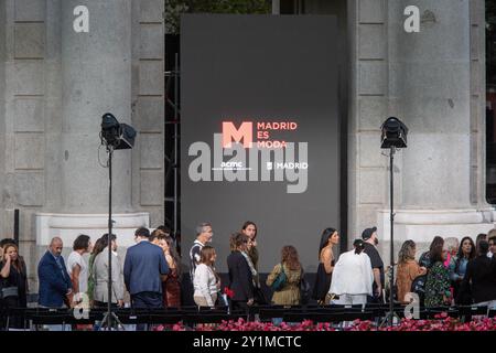 Madrid, Espagne. 07 septembre 2024. Vue panoramique sur la Puerta de Alcala pendant la célébration de Madrid es Moda. Madrid es Moda a ouvert la semaine de la mode de Madrid avec un défilé à la Puerta de Alcalá. Le salon a été organisé par la Mairie de Madrid et 50 modèles ont montré les designs de 28 designers. Crédit : SOPA images Limited/Alamy Live News Banque D'Images