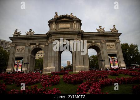 Madrid, Espagne. 07 septembre 2024. Vue panoramique sur la Puerta de Alcala pendant la célébration de Madrid es Moda. Madrid es Moda a ouvert la semaine de la mode de Madrid avec un défilé à la Puerta de Alcalá. Le salon a été organisé par la Mairie de Madrid et 50 modèles ont montré les designs de 28 designers. Crédit : SOPA images Limited/Alamy Live News Banque D'Images