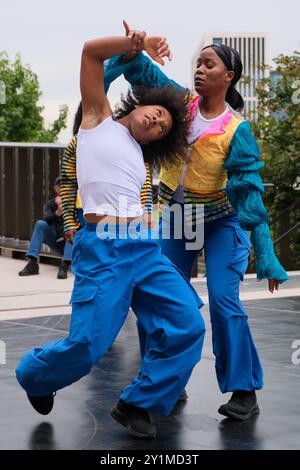 Londres, Royaume-Uni, 7 septembre 2024. Patois, de Jeanefer Jean-Charles, est une performance mêlant chorégraphie caribéenne et partition originale. Dancing City, un événement de danse contemporaine en plein air, qui fait partie du Greenwich+Docklands International Festival (GDIF), a eu lieu à Stratford et dans le parc olympique Queen Elizabeth. Crédit : onzième heure photographie/Alamy Live News Banque D'Images