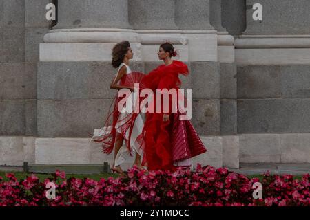 Madrid, Espagne. 07 septembre 2024. Un modèle défilera sous la Puerta de Alcala lors de l'inauguration de Madrid es Moda. Madrid es Moda a ouvert la semaine de la mode de Madrid avec un défilé à la Puerta de Alcalá. Le salon a été organisé par la Mairie de Madrid et 50 modèles ont montré les designs de 28 designers. (Photo de David Canales/SOPA images/SIPA USA) crédit : SIPA USA/Alamy Live News Banque D'Images