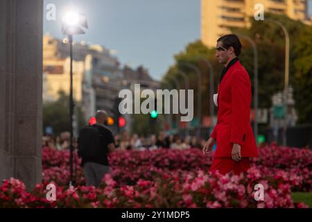 Madrid, Espagne. 07 septembre 2024. Un modèle défilera sous la Puerta de Alcala lors de l'inauguration de Madrid es Moda. Madrid es Moda a ouvert la semaine de la mode de Madrid avec un défilé à la Puerta de Alcalá. Le salon a été organisé par la Mairie de Madrid et 50 modèles ont montré les designs de 28 designers. (Photo de David Canales/SOPA images/SIPA USA) crédit : SIPA USA/Alamy Live News Banque D'Images