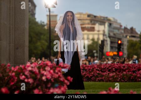 Madrid, Espagne. 07 septembre 2024. Un modèle défilera sous la Puerta de Alcala lors de l'inauguration de Madrid es Moda. Madrid es Moda a ouvert la semaine de la mode de Madrid avec un défilé à la Puerta de Alcalá. Le salon a été organisé par la Mairie de Madrid et 50 modèles ont montré les designs de 28 designers. (Photo de David Canales/SOPA images/SIPA USA) crédit : SIPA USA/Alamy Live News Banque D'Images