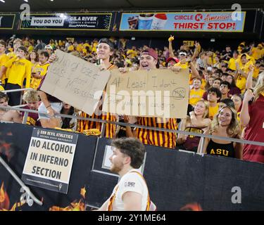 Tempe, Arizona, États-Unis. 7 septembre 2024. La section étudiante des Sun Devils de l'Arizona State avant le match de football de la NCAA entre les Mississippi State Bulldogs et les Sun Devils de l'Arizona State au Desert Mountain Park à Tempe, Arizona. Michael Cazares/CSM/Alamy Live News Banque D'Images