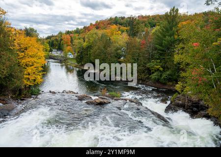 Chutes de la rivière du Diable (chutes de la rivière du Diable) admirez les paysages d'automne. Parc national du Mont-Tremblant, Québec, Canada. Banque D'Images