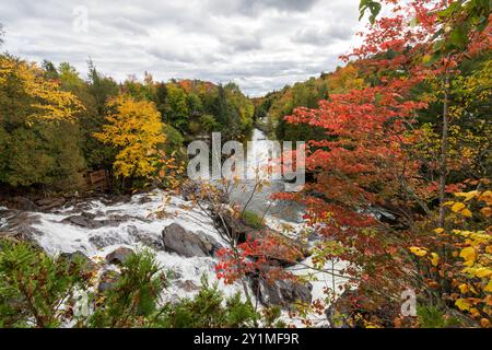 Chutes de la rivière du Diable (chutes de la rivière du Diable) admirez les paysages d'automne. Parc national du Mont-Tremblant, Québec, Canada. Banque D'Images