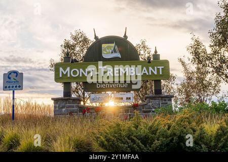 Mont-Tremblant, Québec, Canada - 1 octobre 2021 : Bienvenue au panneau d'affichage de la ville de Mont-Tremblant au coucher du soleil à l'automne. Banque D'Images