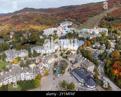Vue aérienne du Village de la station de ski Mont Tremblant. Paysage d'automne de montagnes et de lac. Parc national du Mont-Tremblant, Québec, Canada. Banque D'Images