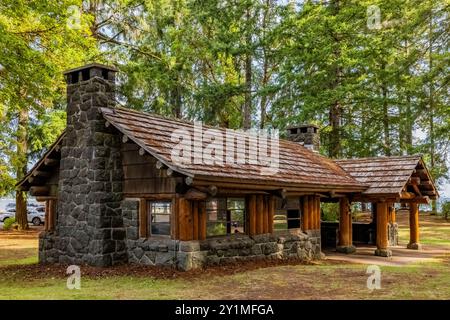 Pavillon de pique-nique de parc rustique construit par le Civilian conservation corps dans les années 1930 dans le parc d'État de Twanoh, État de Washington, États-Unis Banque D'Images