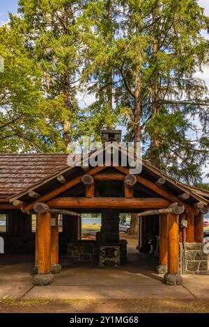 Pavillon de pique-nique de parc rustique construit par le Civilian conservation corps dans les années 1930 dans le parc d'État de Twanoh, État de Washington, États-Unis Banque D'Images