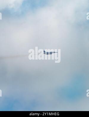 Le chasseur HAL Tejas Mk1A survole les nuages, mettant en valeur la technologie aéronautique avancée et la supériorité aérienne. IAFS avion de combat léger en vol Banque D'Images