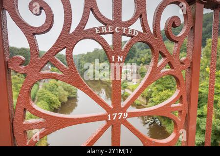 En regardant à travers quelques-unes des balustrades à motifs sur le pont de fer au-dessus de la rivière Seven montrant l'année où le célèbre pont a été érigé. Banque D'Images