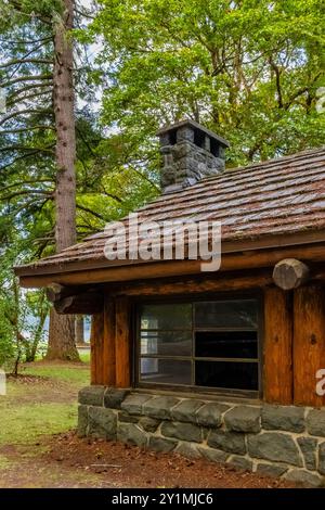 Pavillon de pique-nique de parc rustique construit par le Civilian conservation corps dans les années 1930 dans le parc d'État de Twanoh, État de Washington, États-Unis Banque D'Images