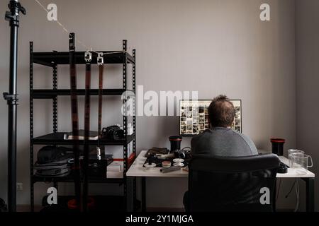 Photographe travaillant sur l'édition d'images dans un home studio Banque D'Images