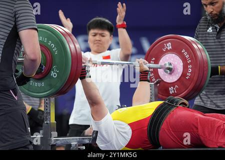 Paris, France. 7 septembre 2024. Han Miaoyu, de Chine, participe à l'épreuve de para powerlifting féminin jusqu'à 79 kg aux Jeux paralympiques de Paris 2024 à Paris, France, le 7 septembre 2024. Crédit : Lian Yi/Xinhua/Alamy Live News Banque D'Images