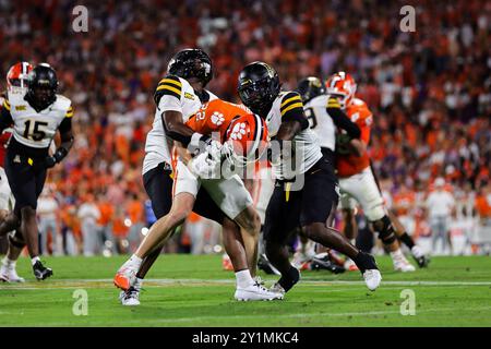 Savannah, Géorgie, États-Unis. 7 septembre 2024. 9/7/24 - Clemson, SC - Cole Turner (22 ans), receveur des Clemson Tigers Wide, est attaqué par une paire de Mountaineers Defenders au Memorial Stadium de Clemson, en Caroline du Sud. Zuma Press (crédit image : © Hunter Cone/ZUMA Press Wire) USAGE ÉDITORIAL SEULEMENT! Non destiné à UN USAGE commercial ! Crédit : ZUMA Press, Inc/Alamy Live News Banque D'Images