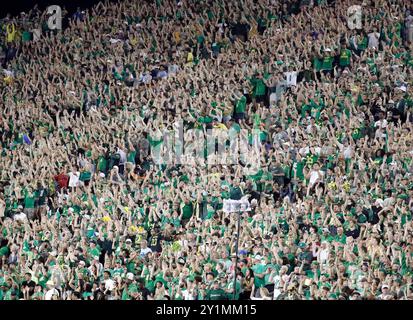 Autzen Stadium, Eugene, OREGON, États-Unis. 7 septembre 2024. Une vue des supporters des Ducks de l'Oregon célébrant un touchdown pendant le match de football de la NCAA entre les Broncos de Boise et les Ducks de l'université de l'Oregon au stade Autzen, Eugene, OREGON. Larry C. Lawson/CSM/Alamy Live News Banque D'Images