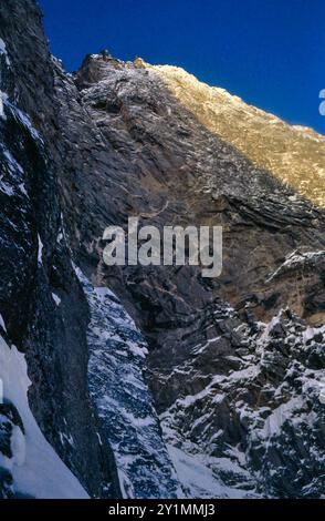 Vue de la route Rimmon vers Bruraskaret dans le mur vertical de 3000 pieds dans la vallée de Romsdalen, Rauma kommune, Møre og Romsdal, Norvège. Février 1994. Banque D'Images