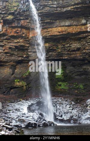 Hardraw Force est la plus haute cascade d'Angleterre, avec une chute de 300 mètres. Les rochers à la base sont recouverts de glace et de neige un jour d'hiver en décembre. Banque D'Images